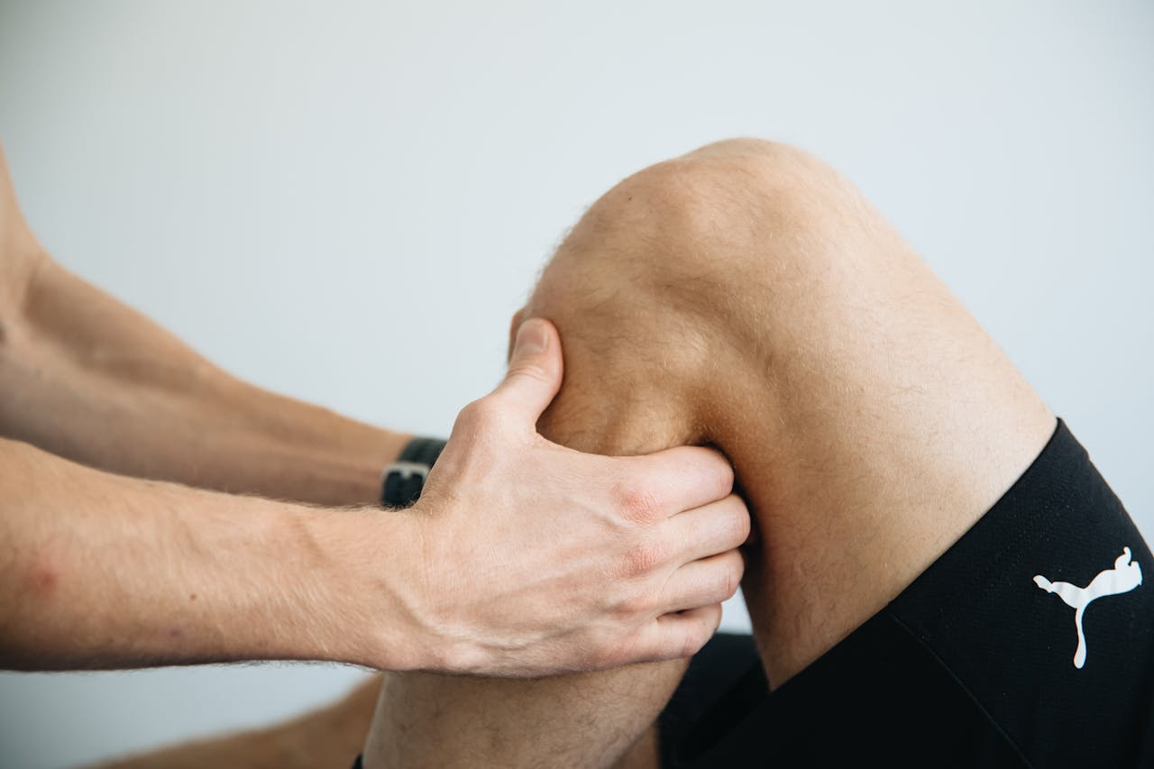 services-04 Detailed image of a physiotherapy session focusing on knee massage treatment.